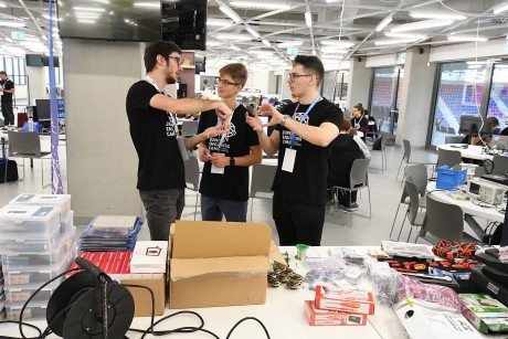 Ötletfejlesztéstől a prototípusgyártásig 24 óra alatt- elrajtolt a második HARMAN Hackathon